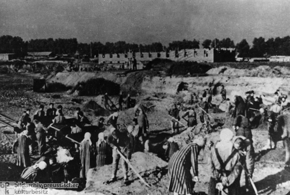 Weibliche Häftlinge bei der Zwangsarbeit in einer Kiesgrube im Lager Auschwitz (1942)